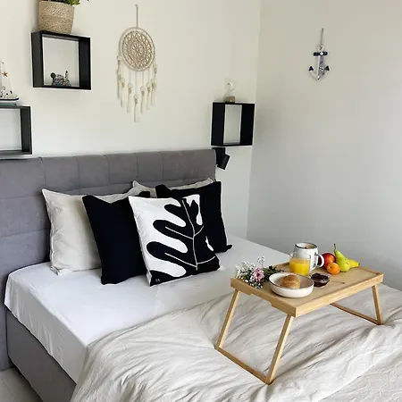 Cozy With Terrace + Free Parking Apartment *