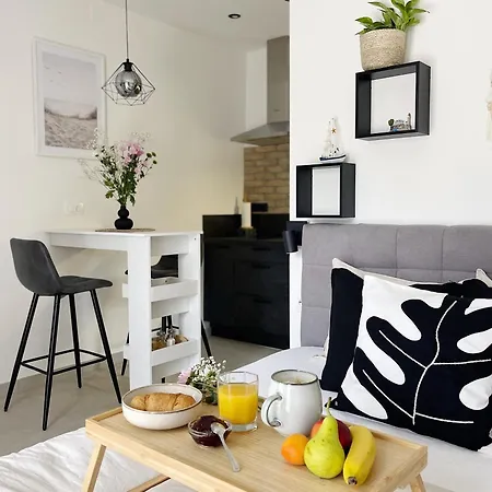 Cozy With Terrace + Free Parking