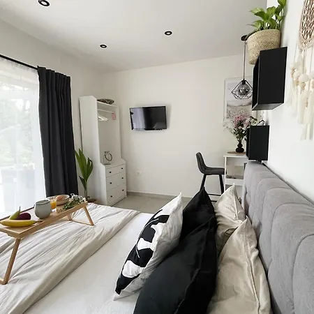 Cozy With Terrace + Free Parking Apartment *